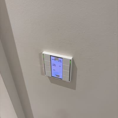 מתג חשמלי על קיר עם תצוגה דיגיטלית