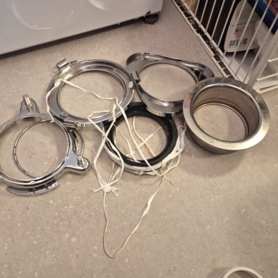 חלקי מתכת עגולים עם חוטים על הרצפה