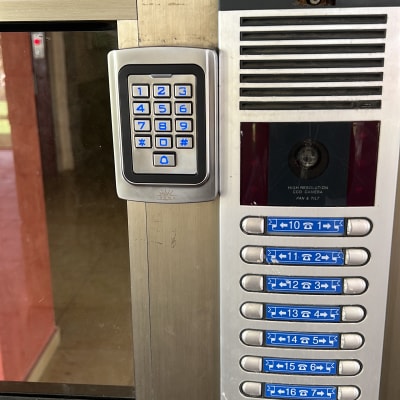 מערכת אינטרקום עם לוח מקשים ומצלמה