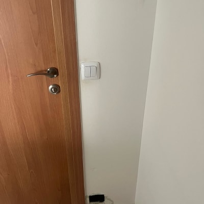 קיר עם חור ותעלה חשמלית ירוקה