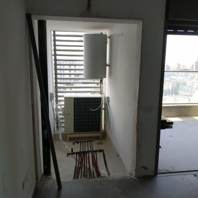 תריסי אלומיניום בחלון עם דוד שמש