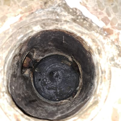 פתח ניקוז ישן עם חלודה ולכלוך