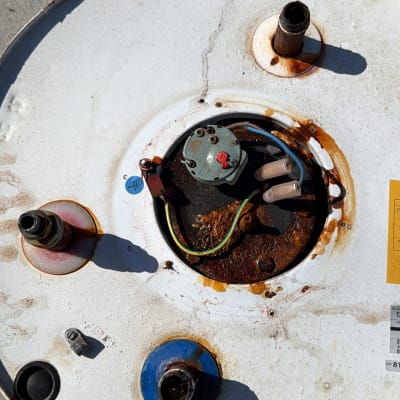 חלק עליון של דוד שמש עם חלודה וחיבורים חשמליים