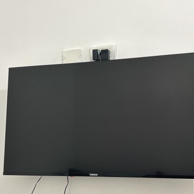 טלוויזיה מותקנת על קיר עם חוטים חשמליים