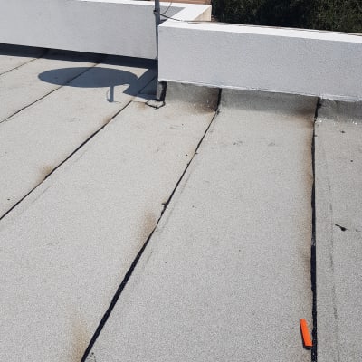 גג אטום עם יריעות ביטומניות ואנטנה