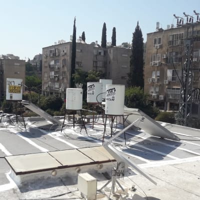 גג עם קווים לבנים לאיטום, דודי שמש