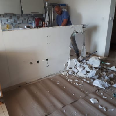 שבירת קיר בין מטבח לסלון