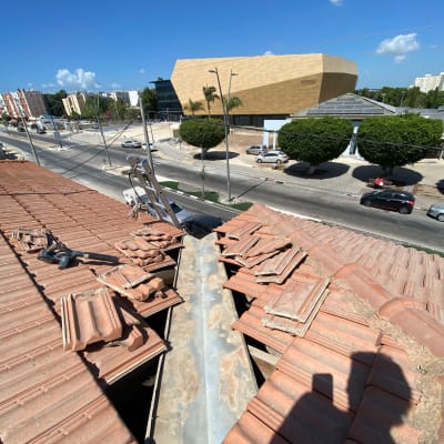 רעפים מונחים על גג עם כלי עבודה