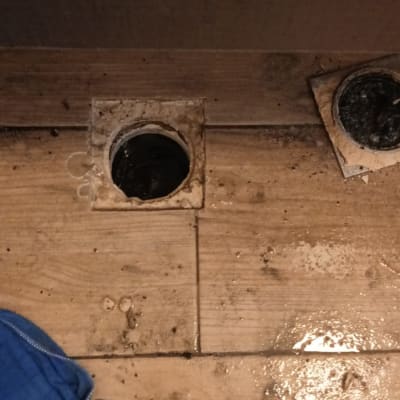 פתחי ניקוז על רצפה מלוכלכת עם מים