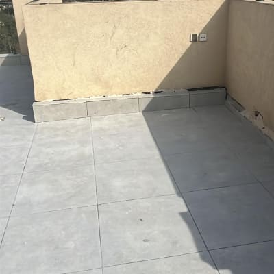 מרפסת עם אריחים, קיר עם סדקים, זקוק לאיטום