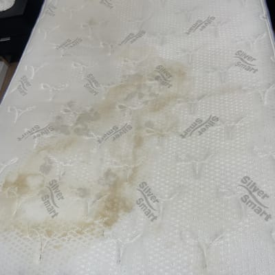 מזרן עם כתמים חומים לניקוי