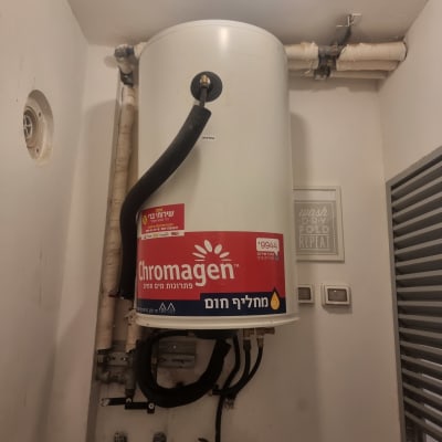 דוד שמש כרומגן מותקן על קיר עם צינורות