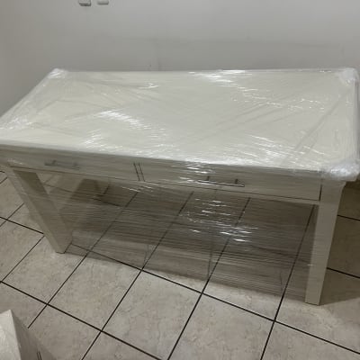 שולחן עטוף בניילון מוכן להובלה