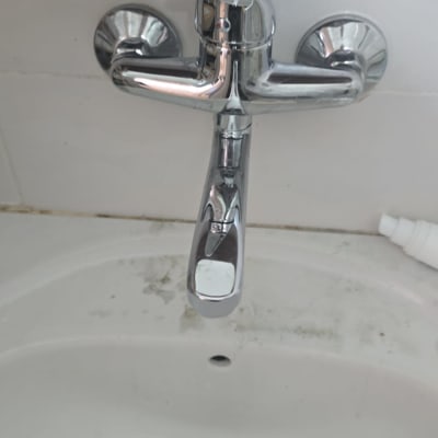 ברז כיור עם מראה חלקית