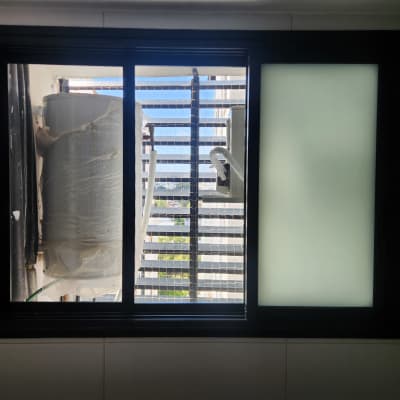 חלון אלומיניום עם תריסים ומיכל מים חיצוני