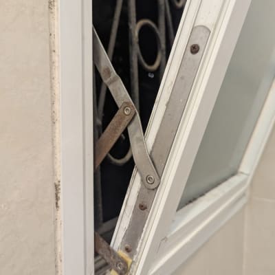 חלון פתוח עם מנגנון מתכת לתריסים