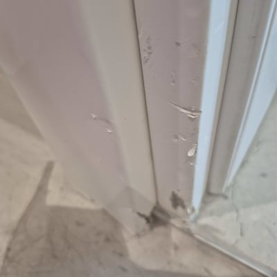 פינה של קיר עם סימני תיקון ושיפוץ