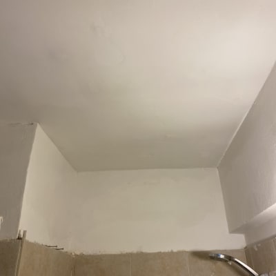 תקרה צבועה בחדר אמבטיה עם אריחים