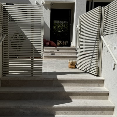 שער מתכת בכניסה לבית עם מדרגות