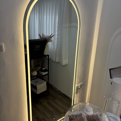 מראה עם תאורה בחדר, שולחן עם מגש פירות יבשים