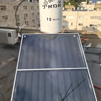 דוד שמש עם קולטים על גג בניין