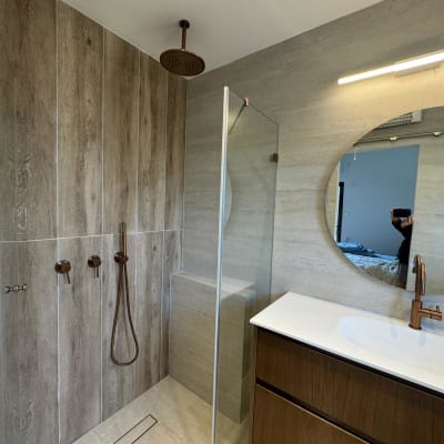 מקלחת עם ראש גשם, ברזים ומראה עגולה