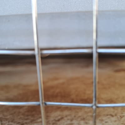 רשת מתכת על רקע חום מטושטש