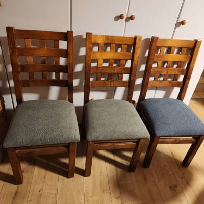 שלושה כיסאות עץ עם ריפוד בצבעים שונים