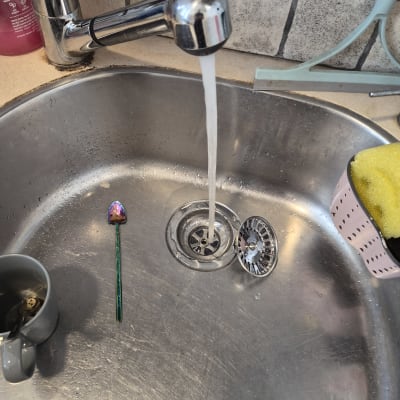 ברז מטבח עם מים זורמים בכיור נירוסטה