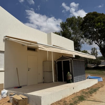 מרפסת עם סוכך מותקן על קיר חיצוני