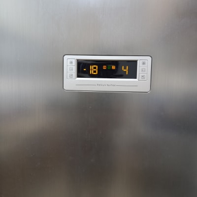 תצוגת טמפרטורה על מקרר נירוסטה