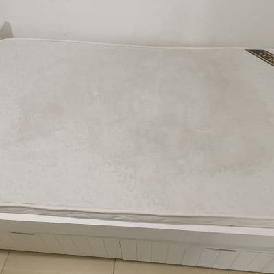 מזרן עם כתמים על מיטה לבנה