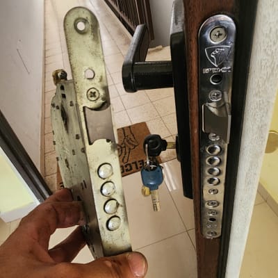 מנעול דלת עם מפתח וידית