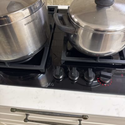 סירים על כיריים גז עם כפתורי שליטה