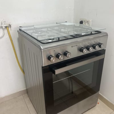 תנור גז עם כיריים ומכסה זכוכית