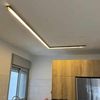 תאורת תקרה מותקנת במטבח מודרני