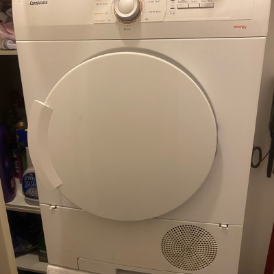 מייבש כביסה לבן עם כפתורי שליטה ותצוגה