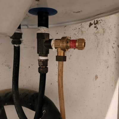 צנרת ומחברים של דוד שמש עם ברז פליז