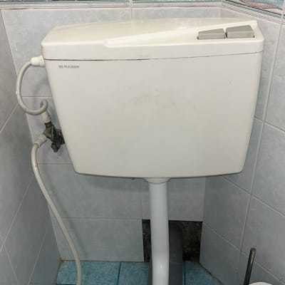 ניאגרה לבנה עם צינור מים וחיבורי אינסטלציה