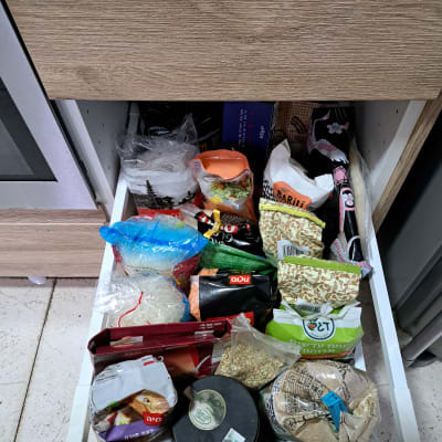 מגירת מטבח עם שקיות מזון שונות מאורגנות