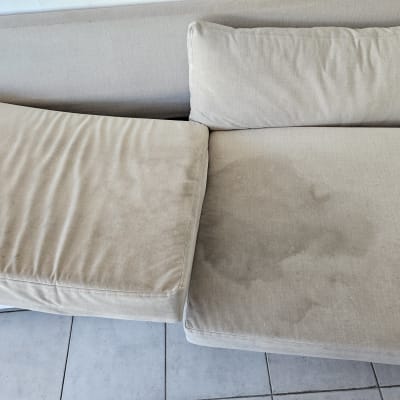 כתם על ספה בהירה לפני ניקוי