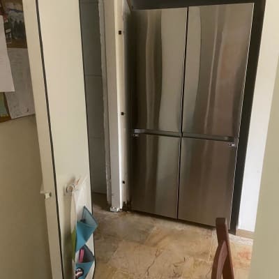 מקרר נירוסטה גדול במטבח עם רצפת שיש