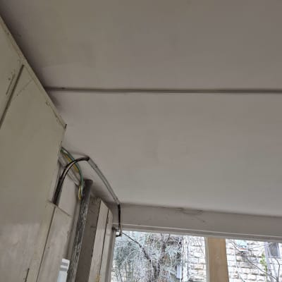 חוטי חשמל ותעלות בתקרה