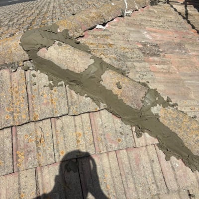 תיקון גג עם חומר איטום על רעפים