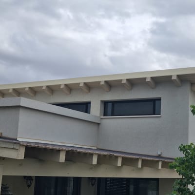 גג שטוח עם קורות עץ ומבנה מודרני