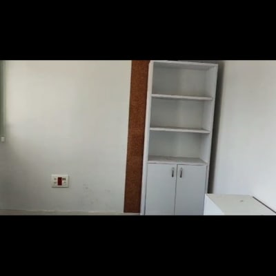 ארון לבן עם מדפים ודלתות בחדר ריק