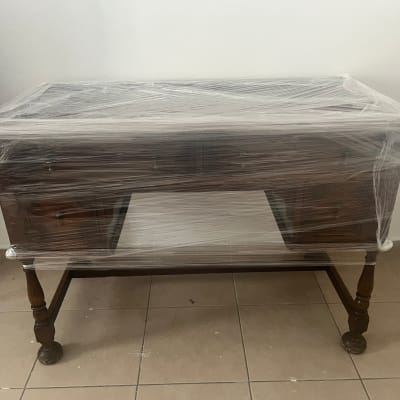 שולחן עץ עטוף בניילון נצמד למעבר דירה