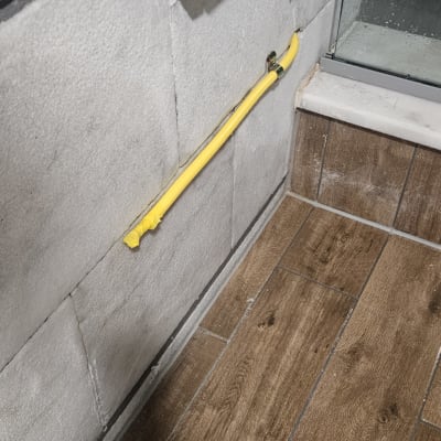 צינור גז צהוב מחובר לקיר עם ברז