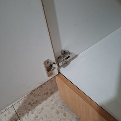 ציר דלת ארון על רצפת קרמיקה