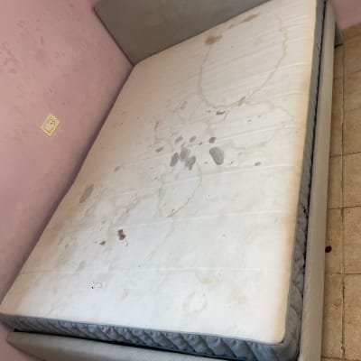 מזרן זוגי מוכתם בכתמי נוזלים לפני ביצוע ניקוי מזרנים